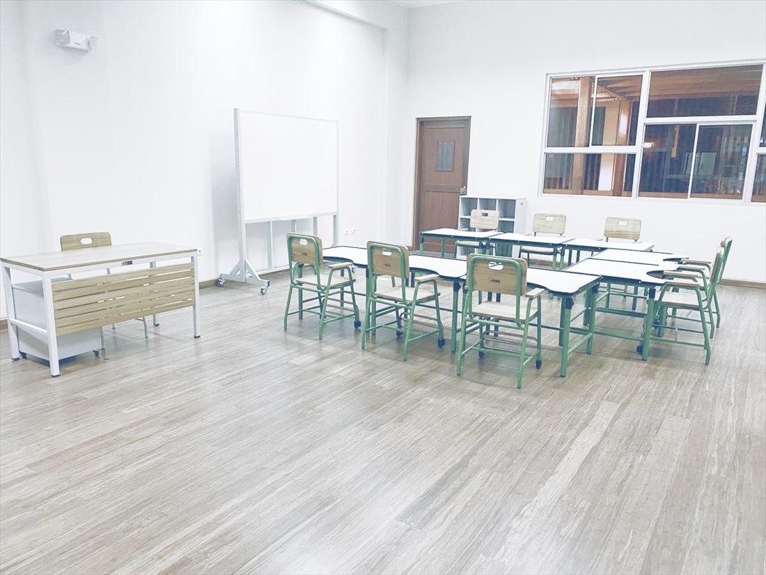 Aula equipada con carpetas escolares y pizarra móvil Dismardi