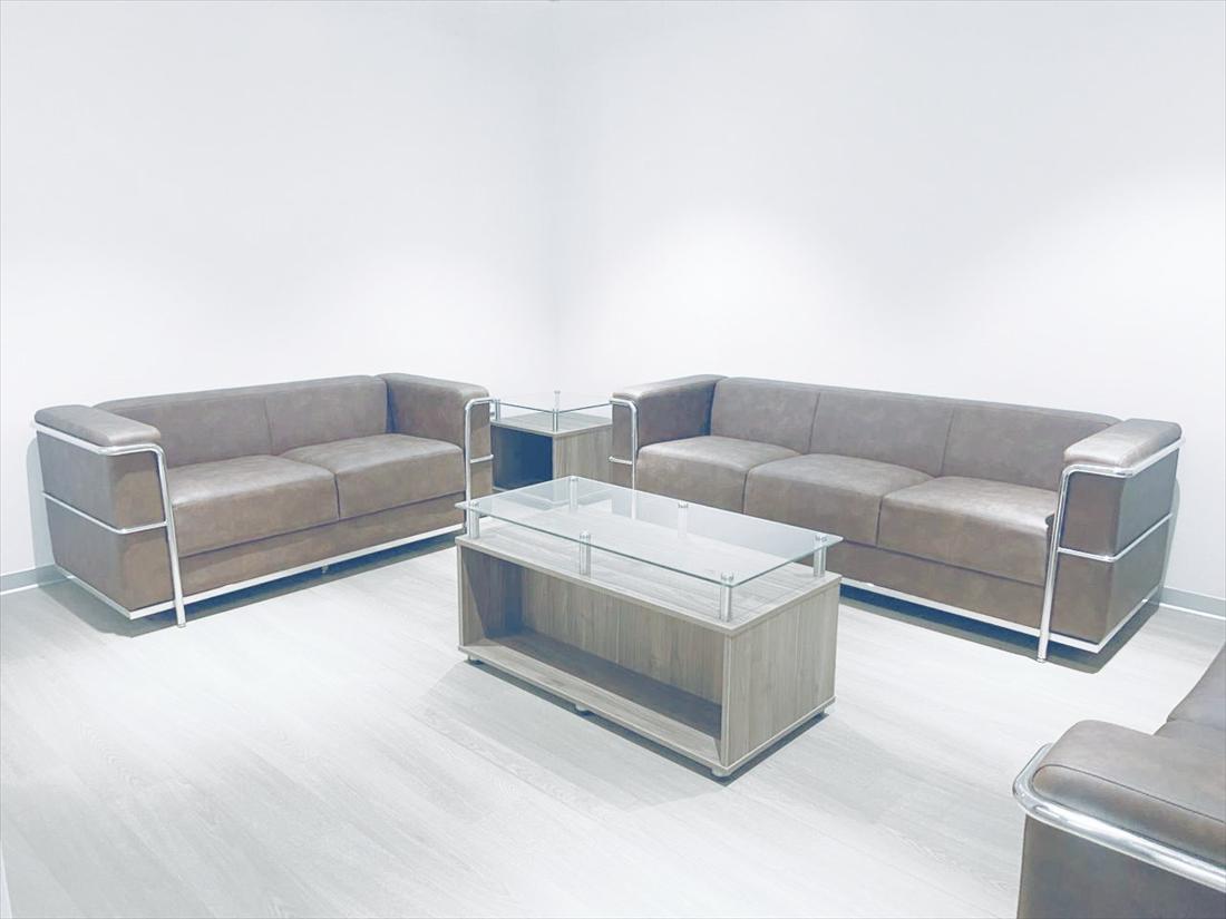 Sala de espera con sofás y mesa de centro Dismardi
