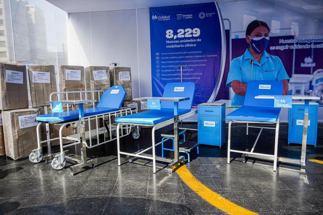Mobiliario clínico entregado a EsSalud: camillas, mesas y porta-sueros metálicos